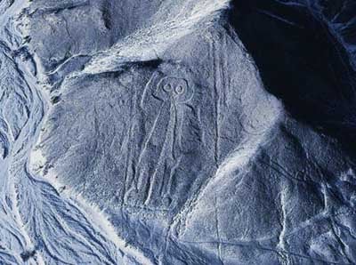“Welcome” – “Chào mừng”. Trên một sườn núi ở Nazca, hình vẽ khổng lồ này thể hiện một người đang đứng trong tư thế giơ tay chào. Nó có một cái tên rất hợp do người bản xứ đặt cho, là “El Astronauta”