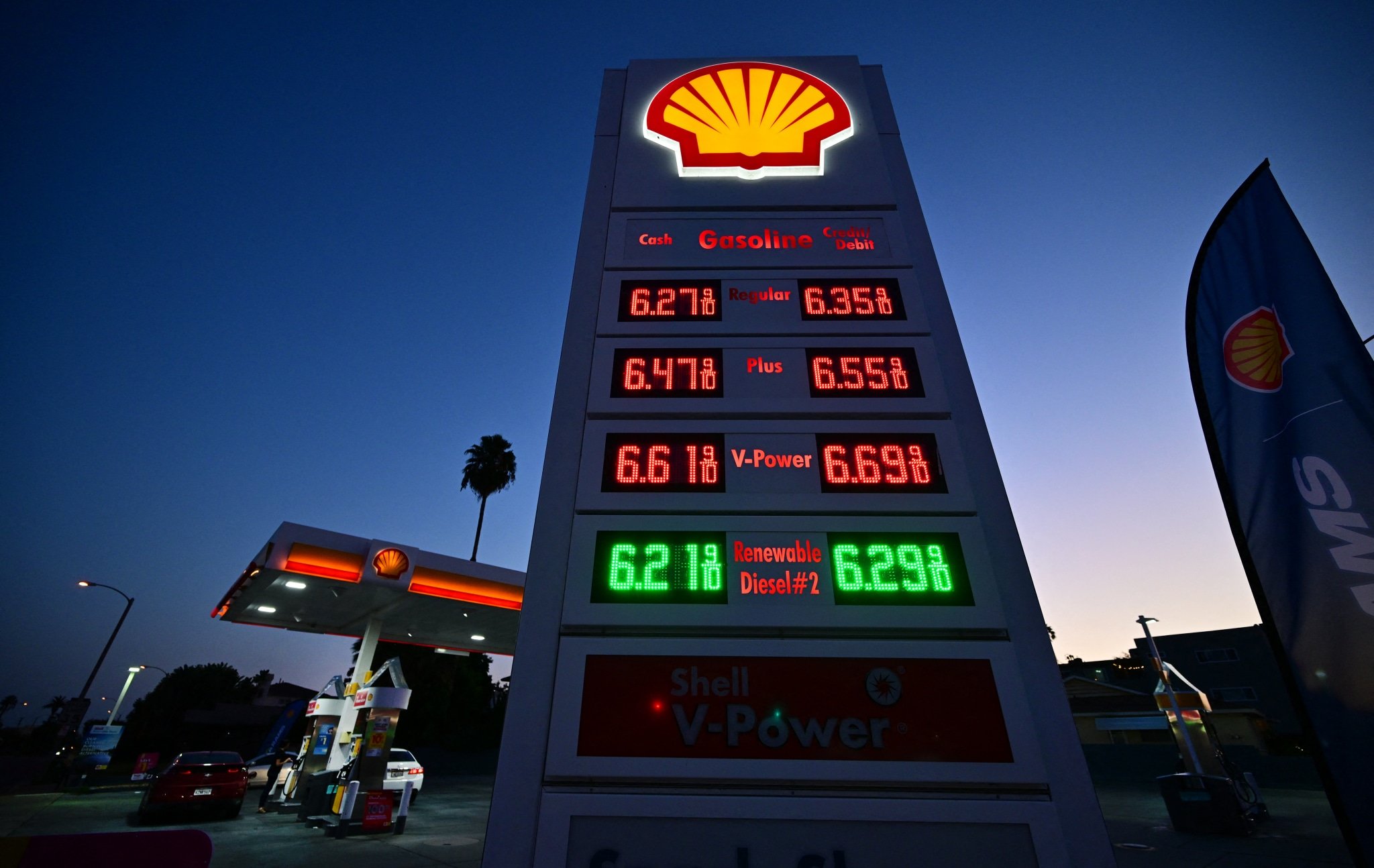 Giá xăng vượt 6 USD/gallon và được hiện thị tại một trạm xăng Shell vào ngày 2 tháng 10 năm 2023 ở Alhambra, California. (Nguồn ảnh: FREDERIC J. BROWN/AFP qua Getty Images)