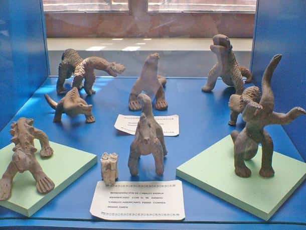 Các tượng vật Acambaro: vài nghìn bức tượng nhỏ được tìm thấy bởi nhà khảo cổ nghiệp dư Julsrud vào tháng 7 năm 1944, tại thành phố Acambaro, Guanajuato, Mexico.