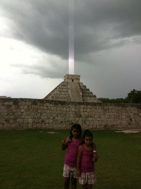 Chùm sáng phát ra từ đỉnh Kim tự tháp “El Castillo” ở bán đảo Yucatan, Mexico. (ảnh: Petapixel)