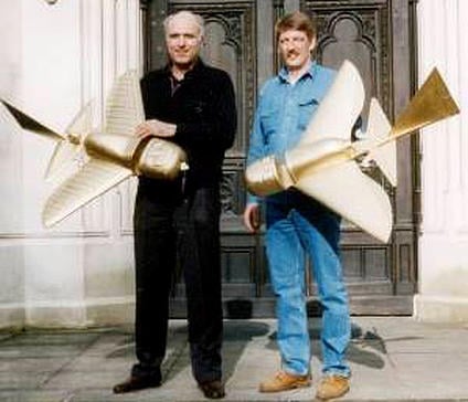 Các kỹ sư hàng không Đức Peter Belting và Conrad Lubbers với các mô hình điều khiển vô tuyến của các vật thể được tìm thấy của nền văn minh Quimbaya
