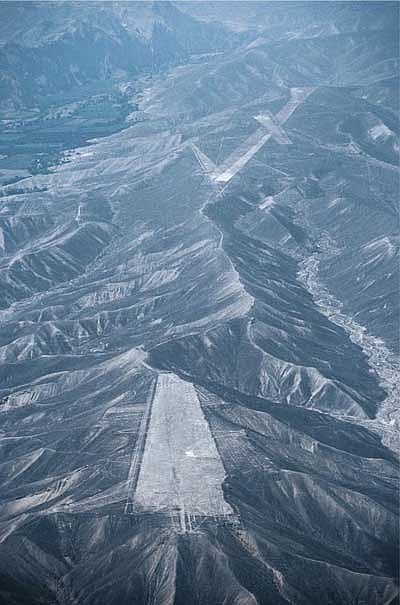 Các "đường băng" trên cao nguyên Nazca