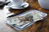 Khách hàng để lại 10.000 USD tiền boa cho nhân viên quán cafe