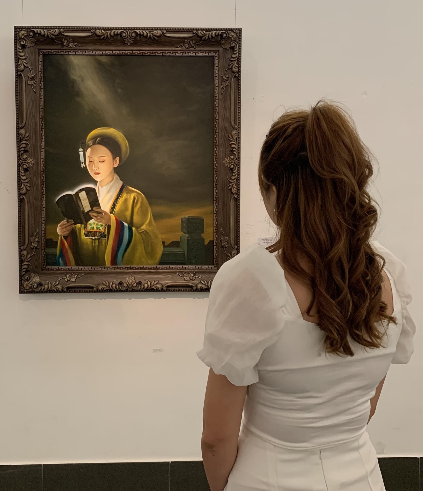 Khán giả xem bức tranh Pháp Quang Chiếu của Họa sĩ Nguyễn Minh Nam tại triển lãm “Thời Đại Chúng Ta Đang Sống”, Hà Nội, 2023.
