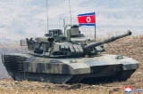 Chủ tịch Triều Tiên Kim Jong Un “lái” xe tăng mới trong trận chiến giả