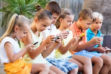 Điện thoại thông minh khiến trẻ em Mỹ bị tổn thương não nghiêm trọng