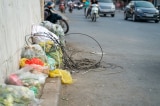 ‘Hy vọng người dân vứt rác ngoài đường sẽ cảm thấy vướng tay’