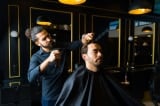 Thợ cắt tóc ‘choáng váng’ khi được khách hàng tip 1000 USD