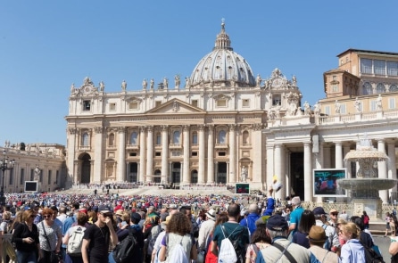 Vatican tuyên bố: Chuyển giới và mang thai hộ vi phạm phẩm giá con người