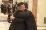 Ông Kim Jong-un nồng nhiệt ôm Chủ tịch Quốc hội TQ Triệu Lạc Tế