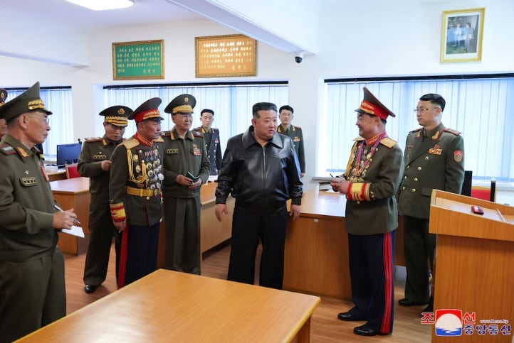King Jong Un tham truong quan su Kim Jong IL
