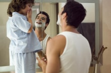 Phản ứng thú vị của các con khi thấy bố cạo râu lần đầu tiên sau 10 năm