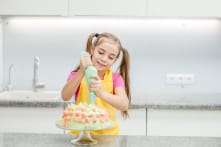 Cô bé 3 tuổi học nướng bánh, 9 tuổi bắt đầu tự kinh doanh