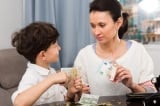 Sau độ tuổi nhất định, cha mẹ nên cho con cái tiền tiêu vặt