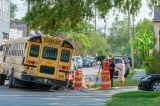 Học sinh trường kỹ thuật giúp tài xế sửa xe buýt hỏng bên đường