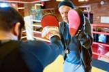 Chàng trai mở lớp tập luyện boxing giúp các cụ già ở viện dưỡng lão nâng cao sức khỏe
