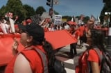 Người biểu tình ủng hộ Palestine dùng vải đỏ bao vây Nhà Trắng